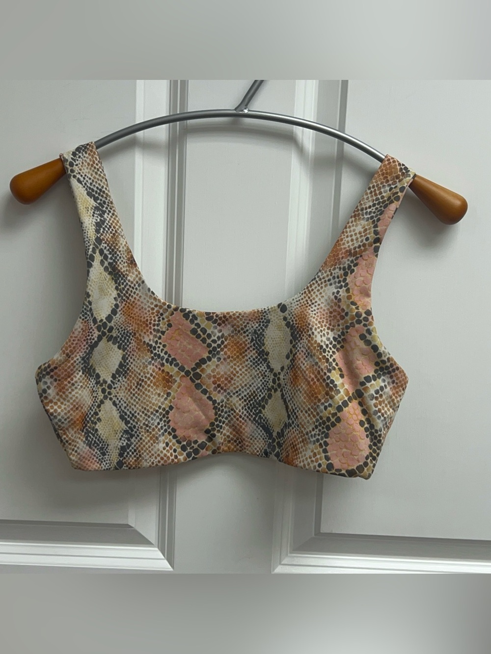 GapFit Studio Sports Bra in a multi snake print pattern Size Small